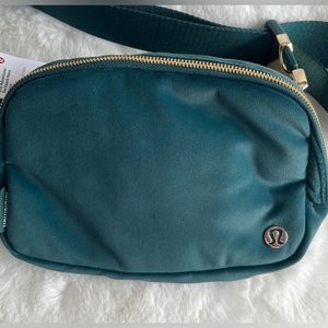 Everywhere Belt Bag *Velour 1L Green Jasper/Gold